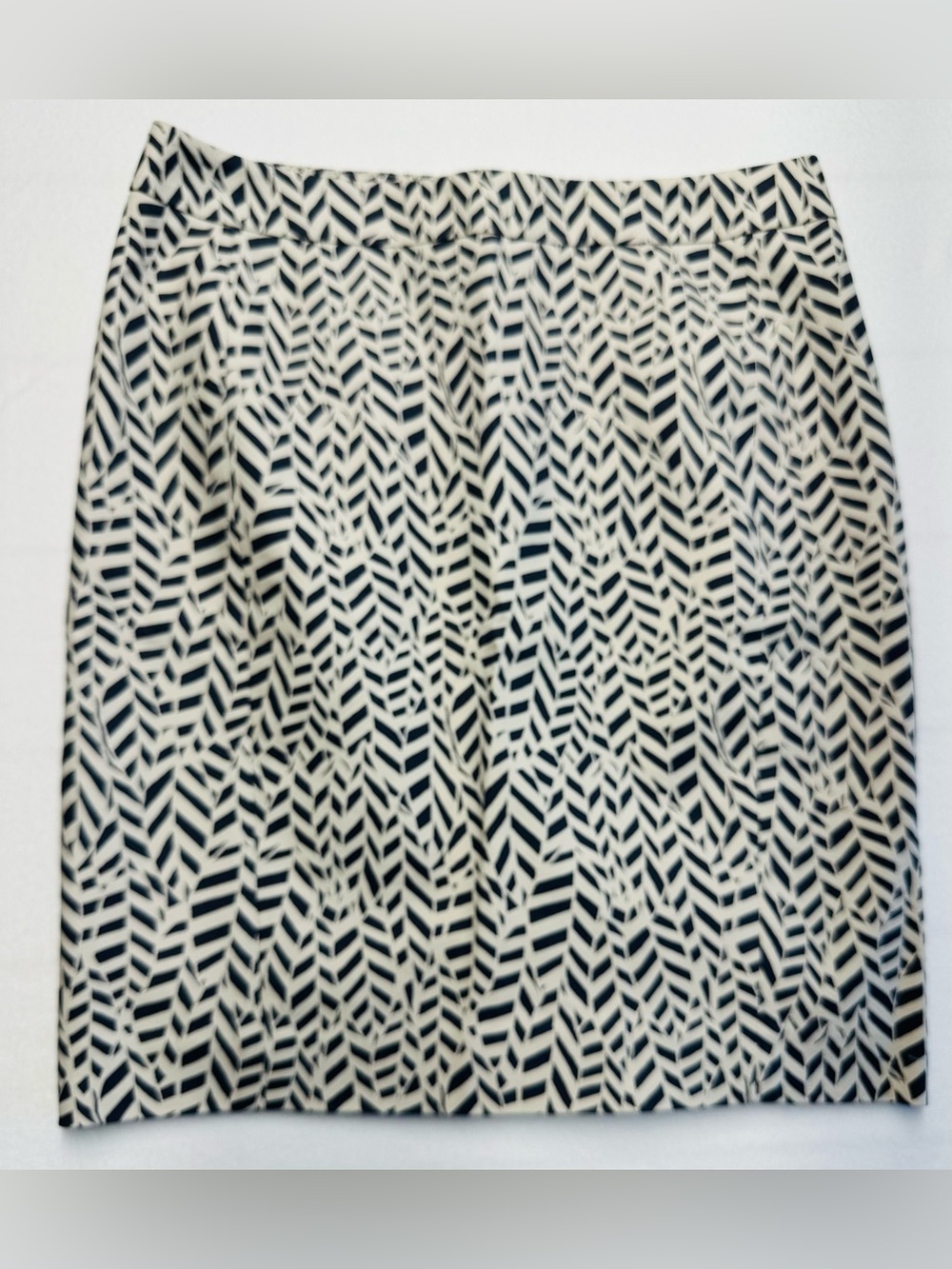 LOFT Size 8 Gray Cream Geometric Leaf Pencil Skirt • Preppy Workwear